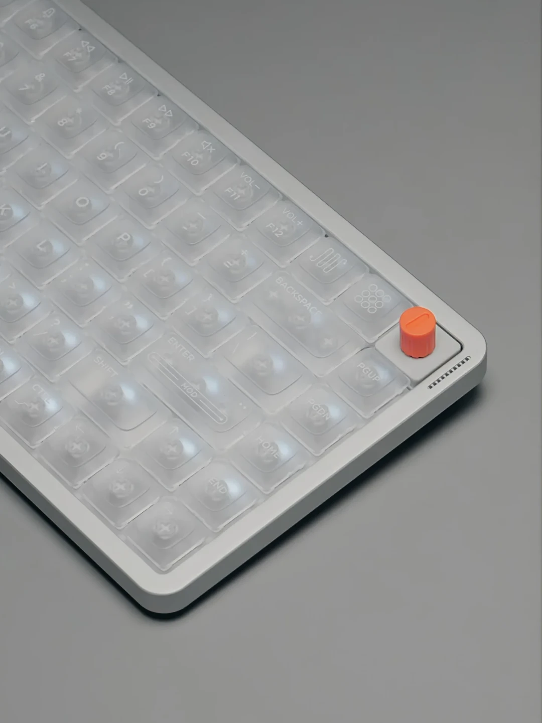 「月虹雾透10.20开售」撞上「打油2天、开灯看不见字」:双11的雾透键帽换装党,锁单前先把材质、价梯、退路这三本账对完