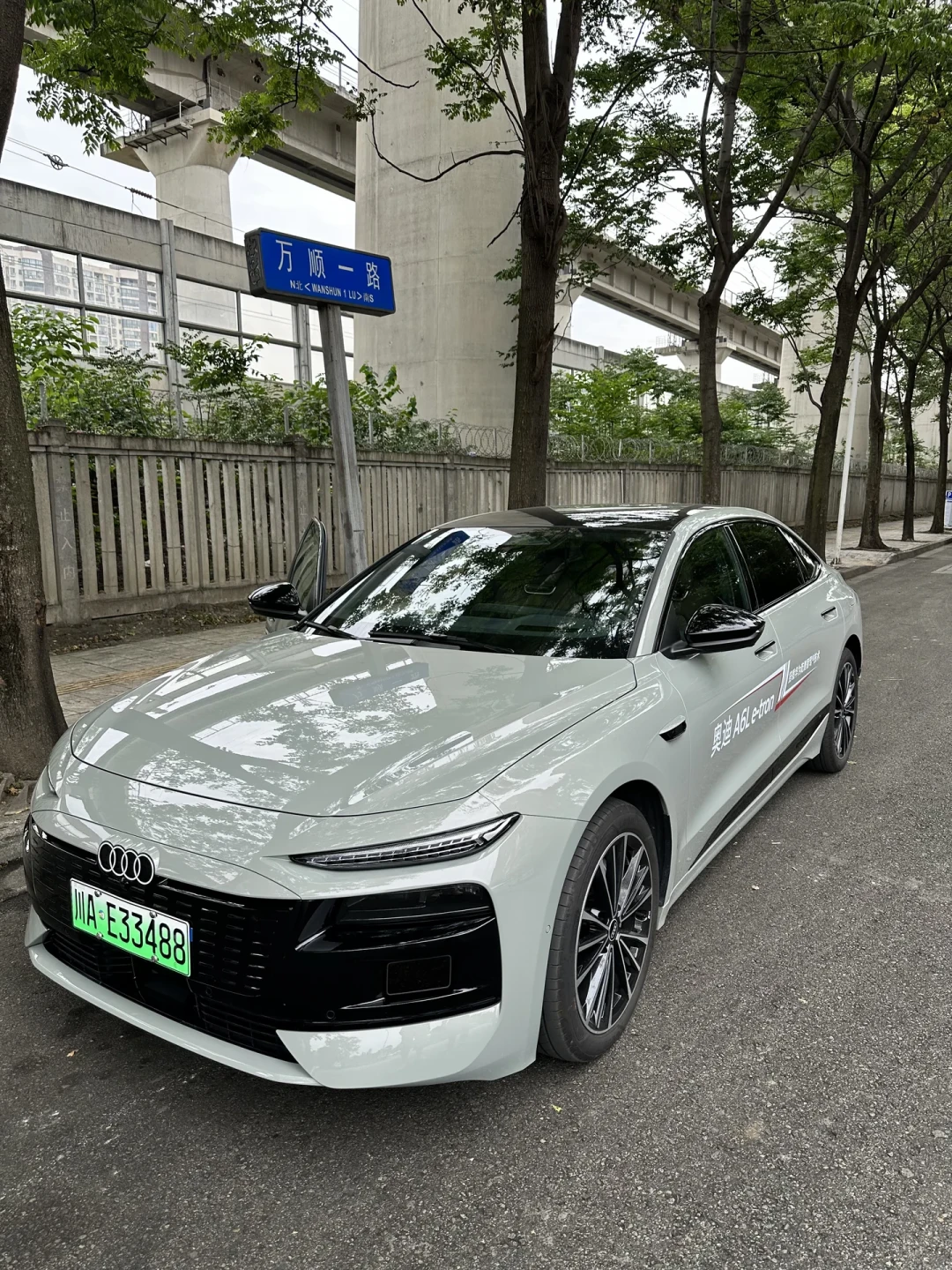 纯电A6L十月经销商报到26万:比燃油版便宜,但这三笔账得先算清
