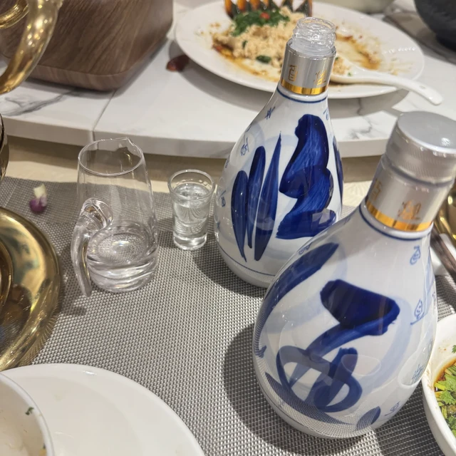 「9.9元酒博会门票卖出3万份」撞上「同款28度小酒：年轻人说诡异、老饕说太淡」：双11白酒新手首购对账党，付定金前先把口感、标准、规格这三本账对完