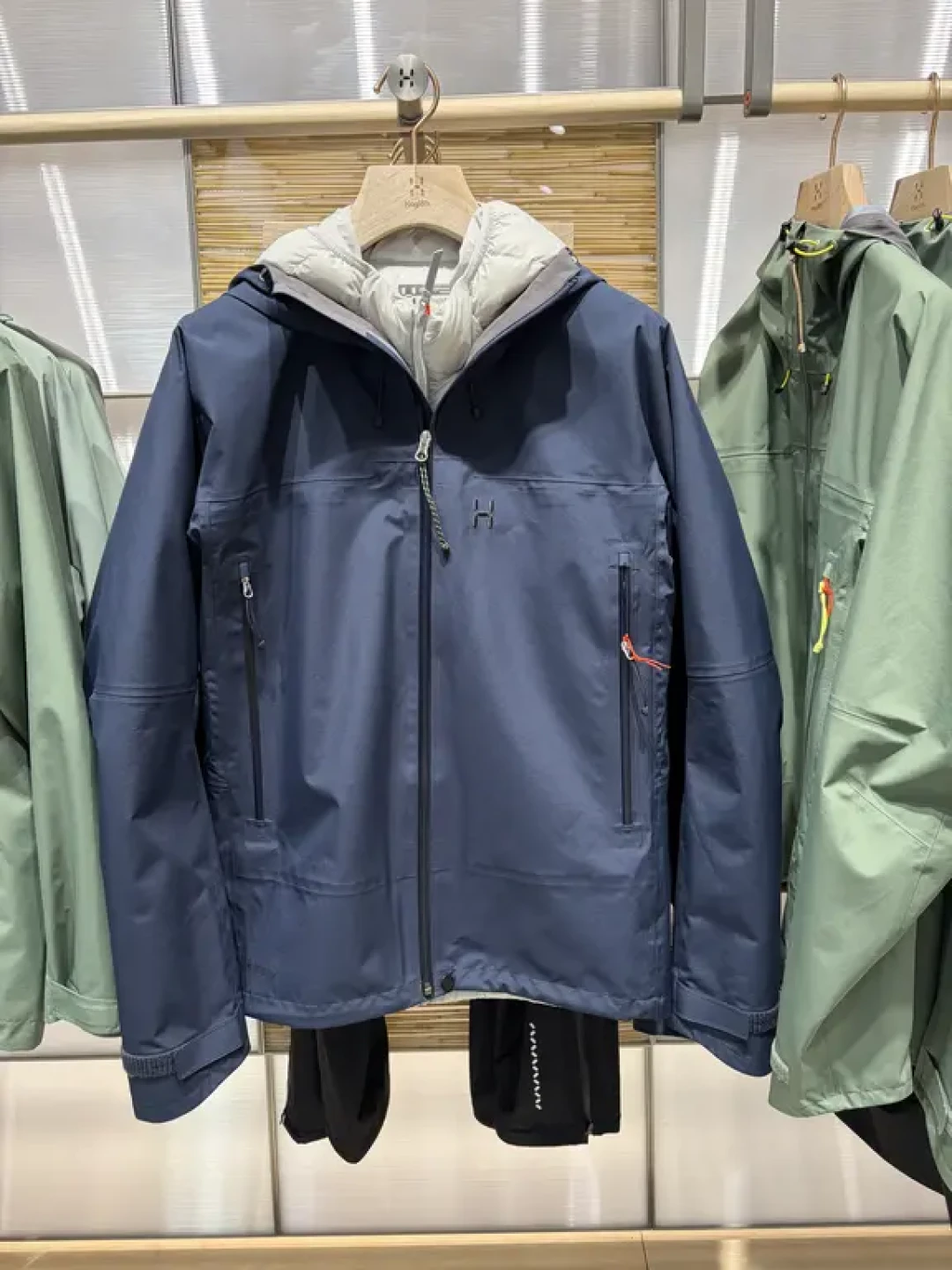 你到手这件火柴棍GTX，底下那层膜悄悄换了：淋雨发暗先别骂翻车，无氟时代的三笔账双11前得算清