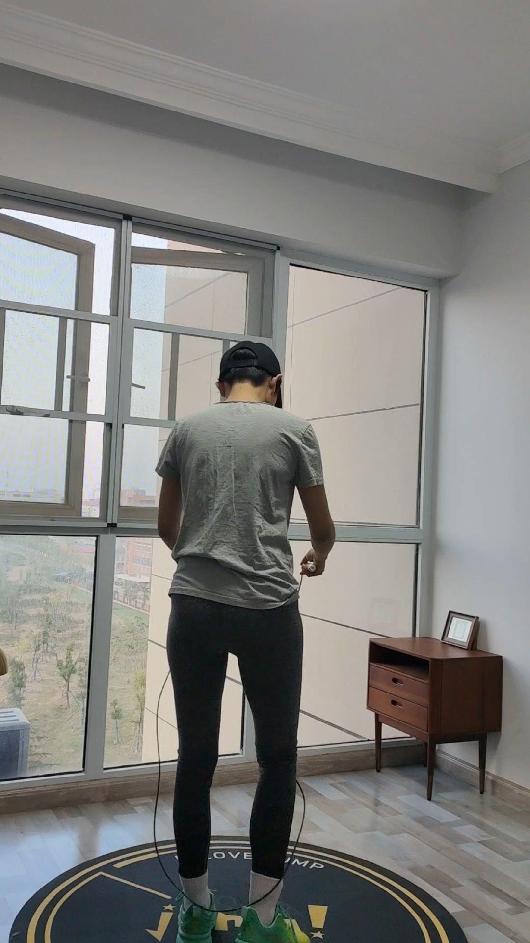 垫子挡得住“啪”，挡不住那声“咚”：楼房跳绳的新规矩