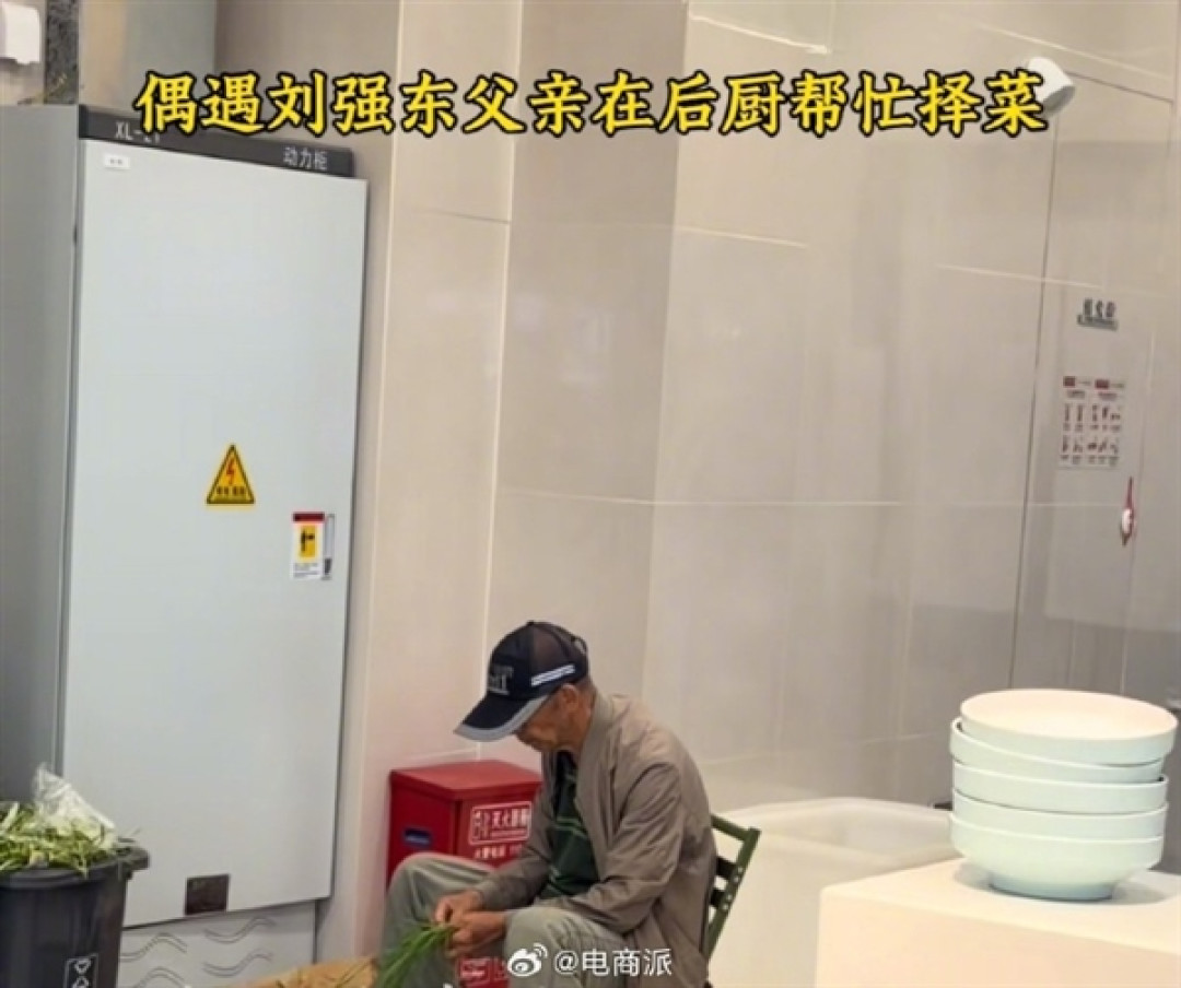 刘强东父亲逛街被偶遇 花29块钱买帽子 婉拒店家找1元零钱