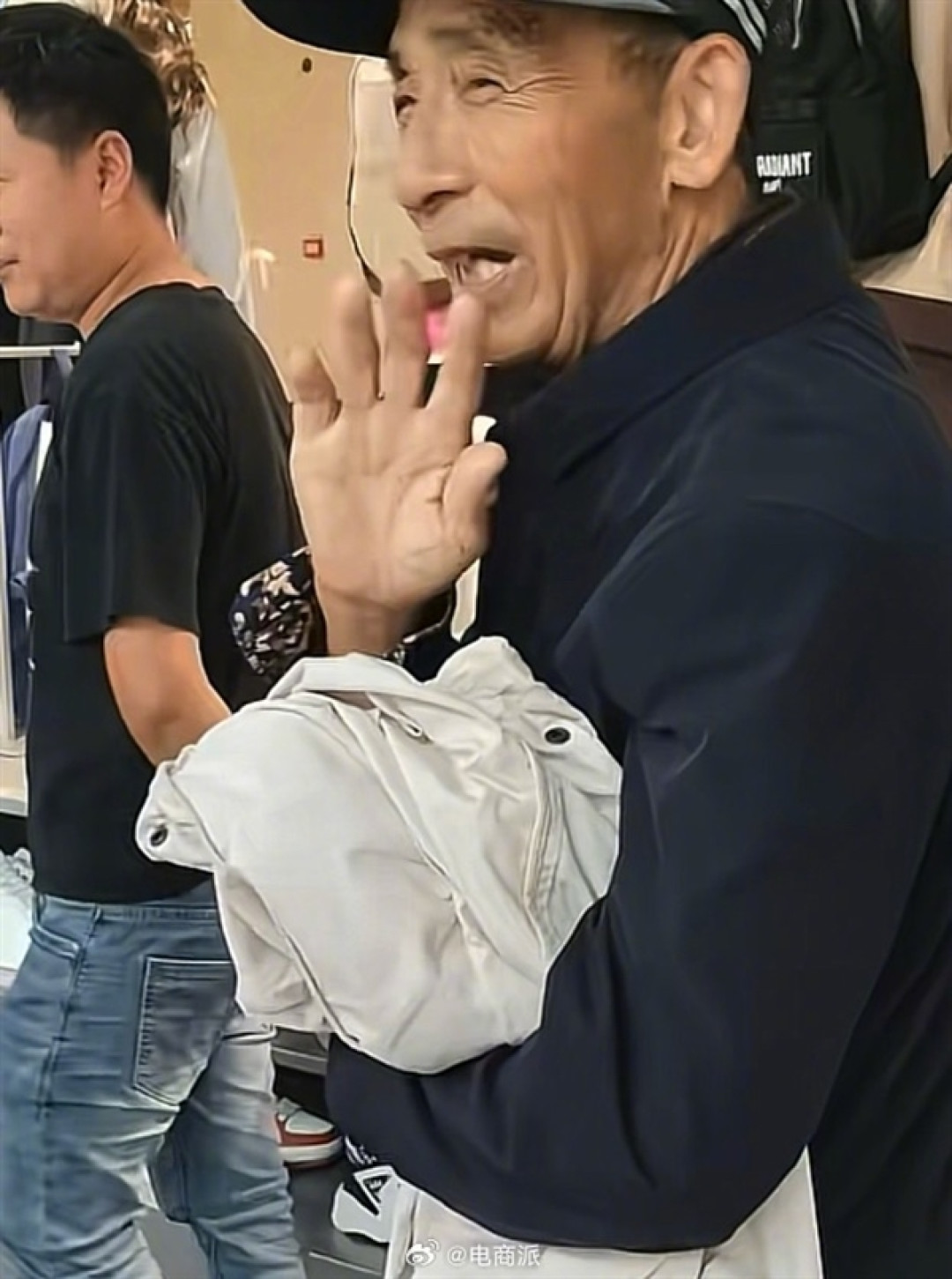 刘强东父亲逛街被偶遇 花29块钱买帽子 婉拒店家找1元零钱