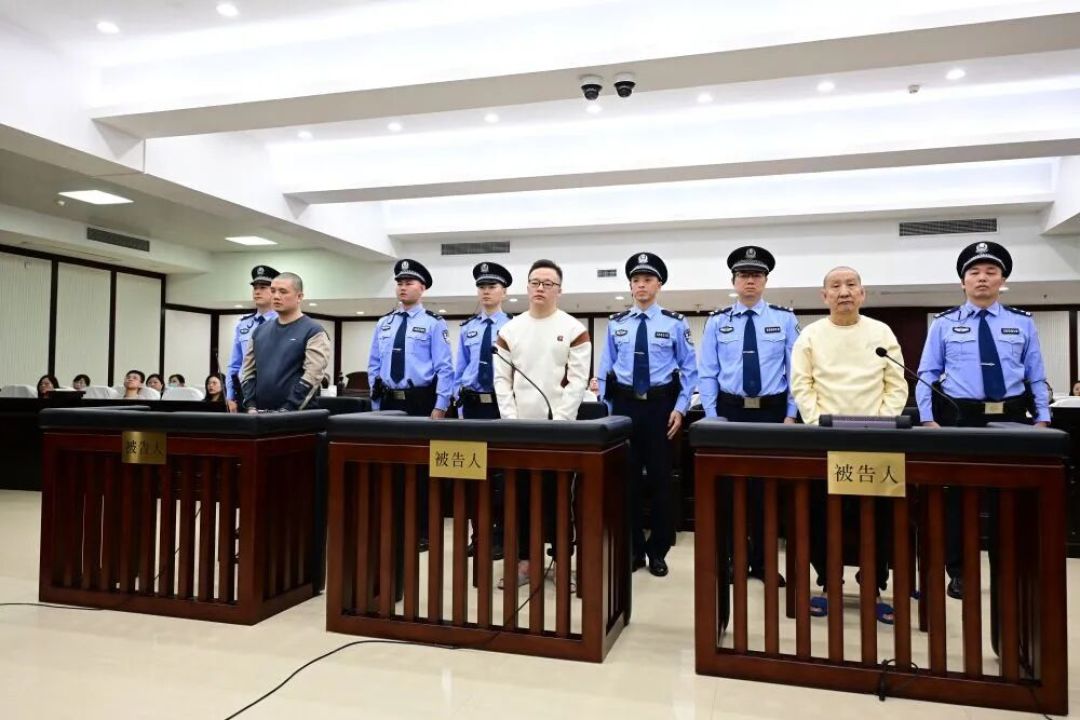 「第一集被7.4万人收藏」撞上「“无删减1-69”全是鱼饵」:出圈反诈纪录片的补课党,花134分钟前先把版本、强度、节奏这三本账对完