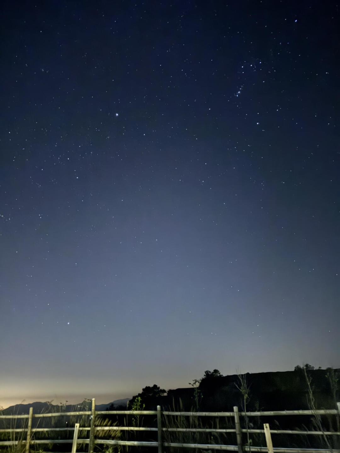 「八月英仙座整夜无月」撞上「猎户座要熬到月落」：凌晨两点才开工的拍星党，天亮前把窗口、产出、机位这三本账对完