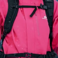 兼顾通勤与户外的硬壳外套