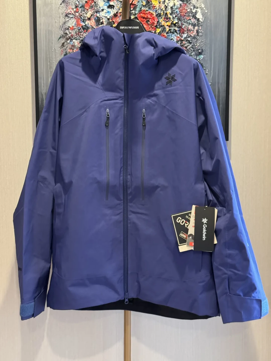 雪季开板买 Goldwin 雪服,先挑颜色:浅色在雪场会隐身