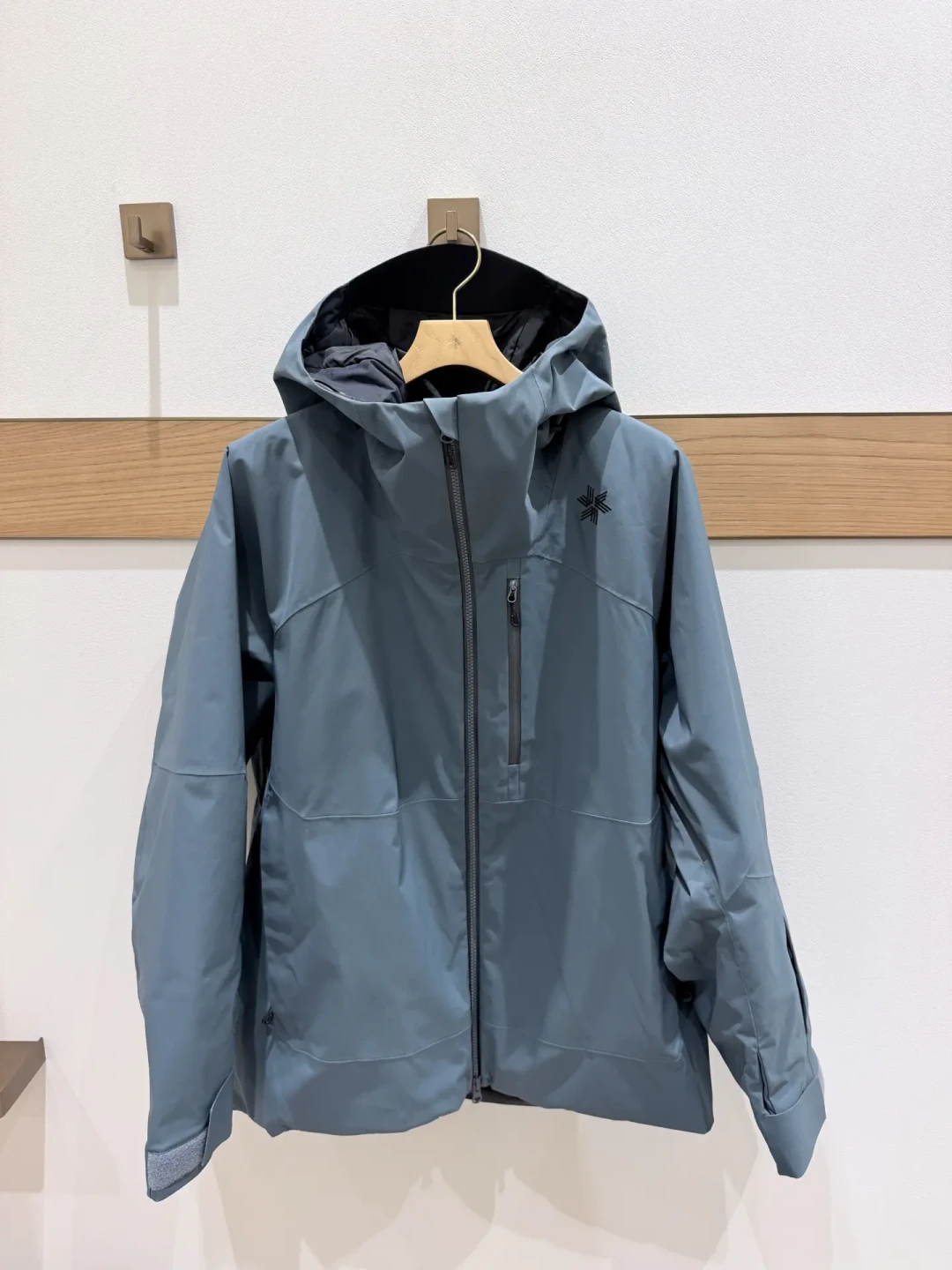 雪季开板买 Goldwin 雪服,先挑颜色:浅色在雪场会隐身