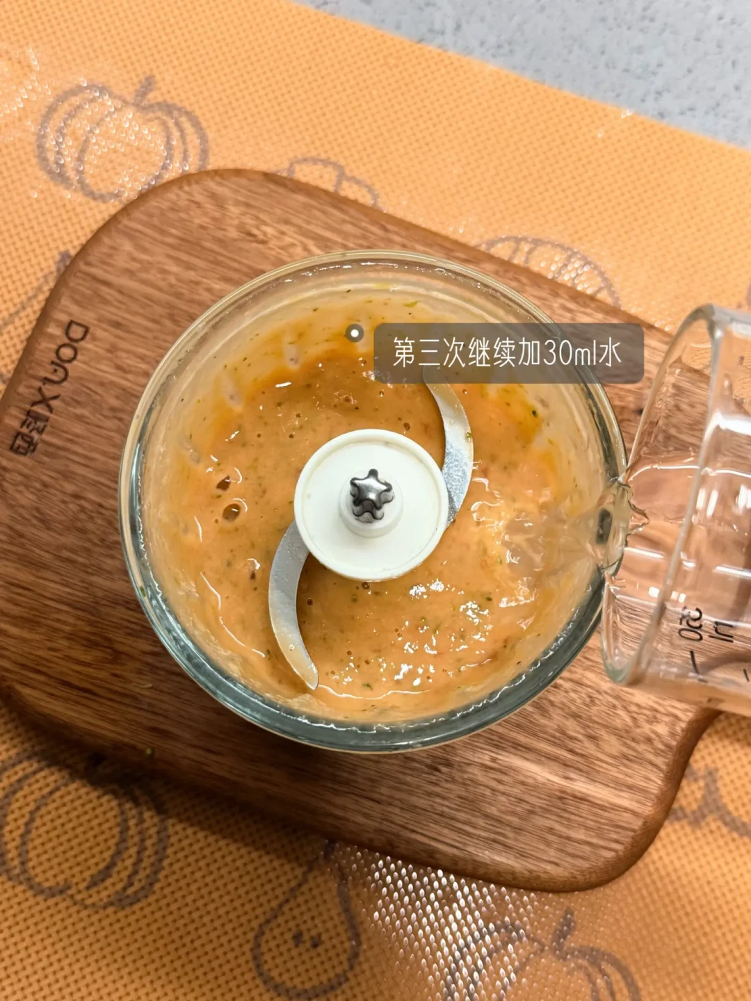 自制猫饭视频越治愈,这条追问越多:光吃肉,猫到底缺啥?
