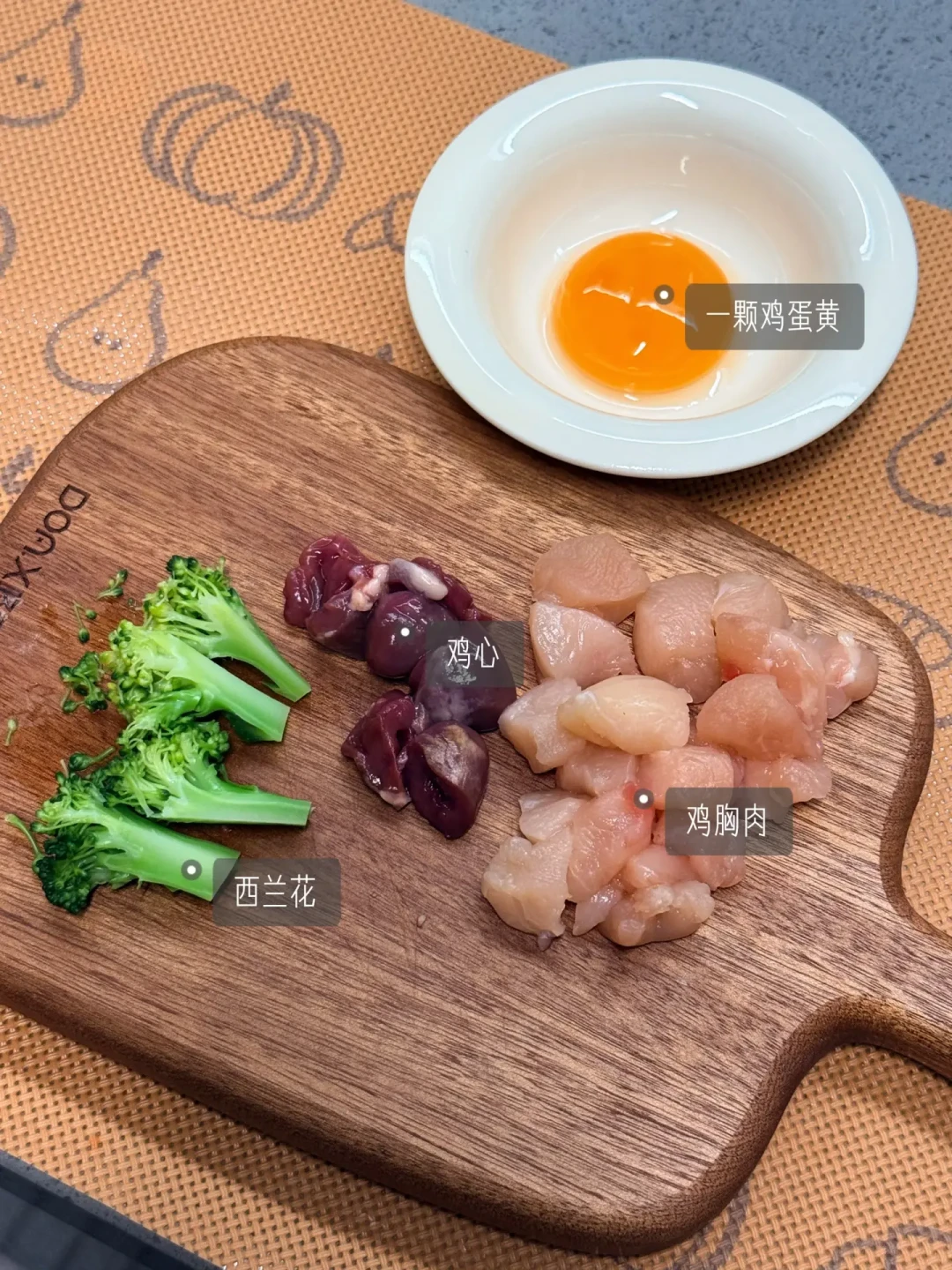 自制猫饭视频越治愈,这条追问越多:光吃肉,猫到底缺啥?