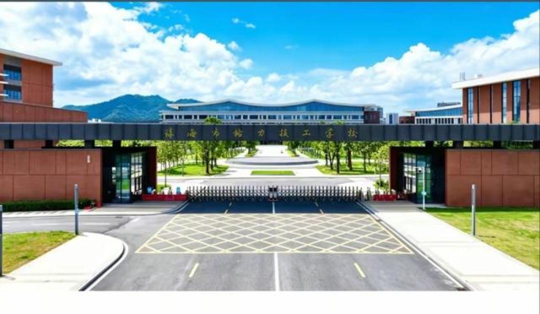 学费9千一年,却嫌1块5橘子宰学生!董明珠技校8000人抢300名额
