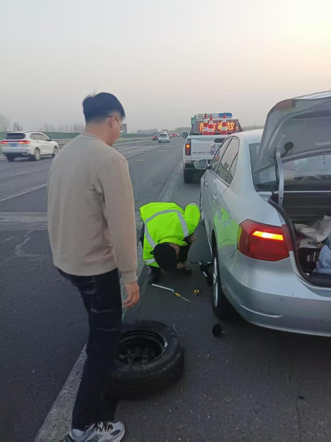新能源车没备胎,自驾游要不要自己买一个?先看你去哪儿