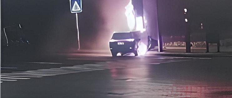 问界汽车回应起火事件：高速撞击导致油路泄漏引发