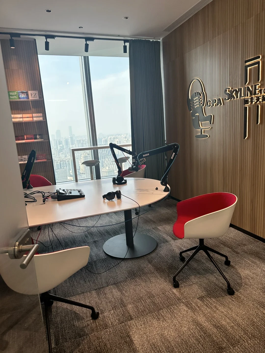 3小时55分钟的访谈，我拖了几次进度条，后来干脆让AI替我听