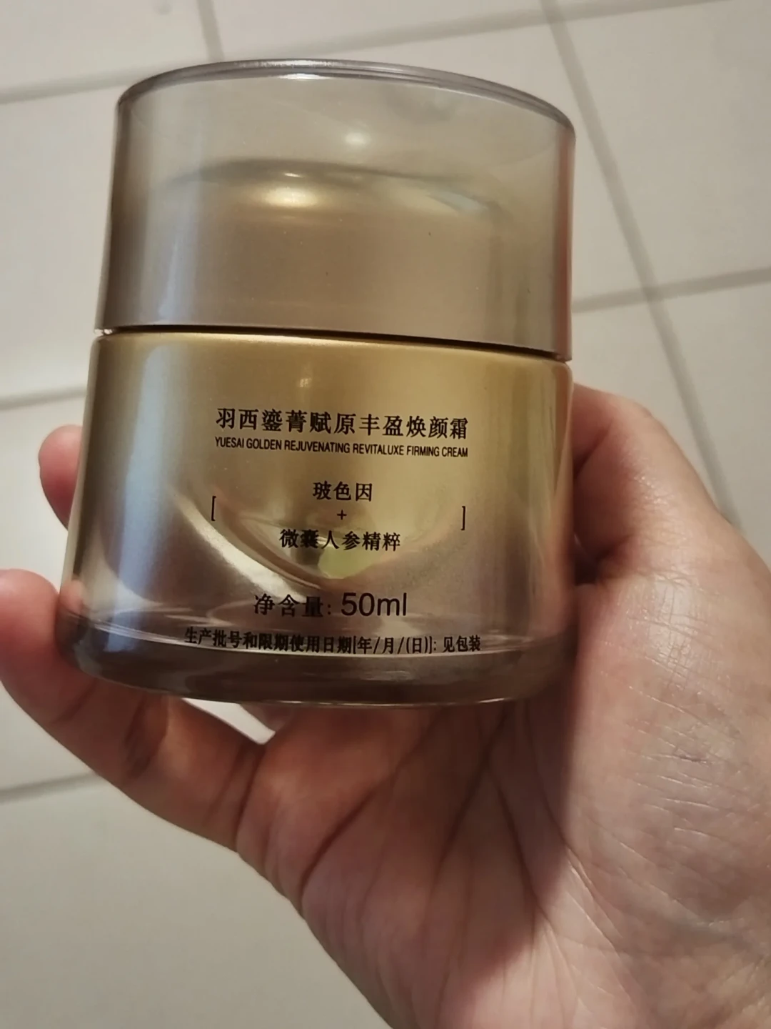 大家都在算羽西直播间的账,我去翻了翻柜台的价签:一年一次的双十一、买一送一、积分兑正装