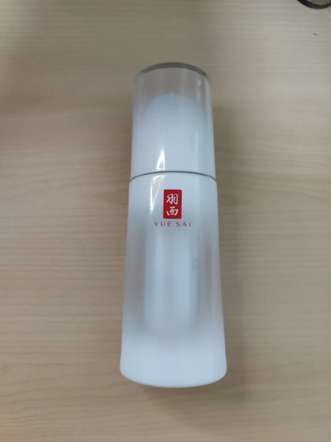 大家都在算羽西直播间的账,我去翻了翻柜台的价签:一年一次的双十一、买一送一、积分兑正装