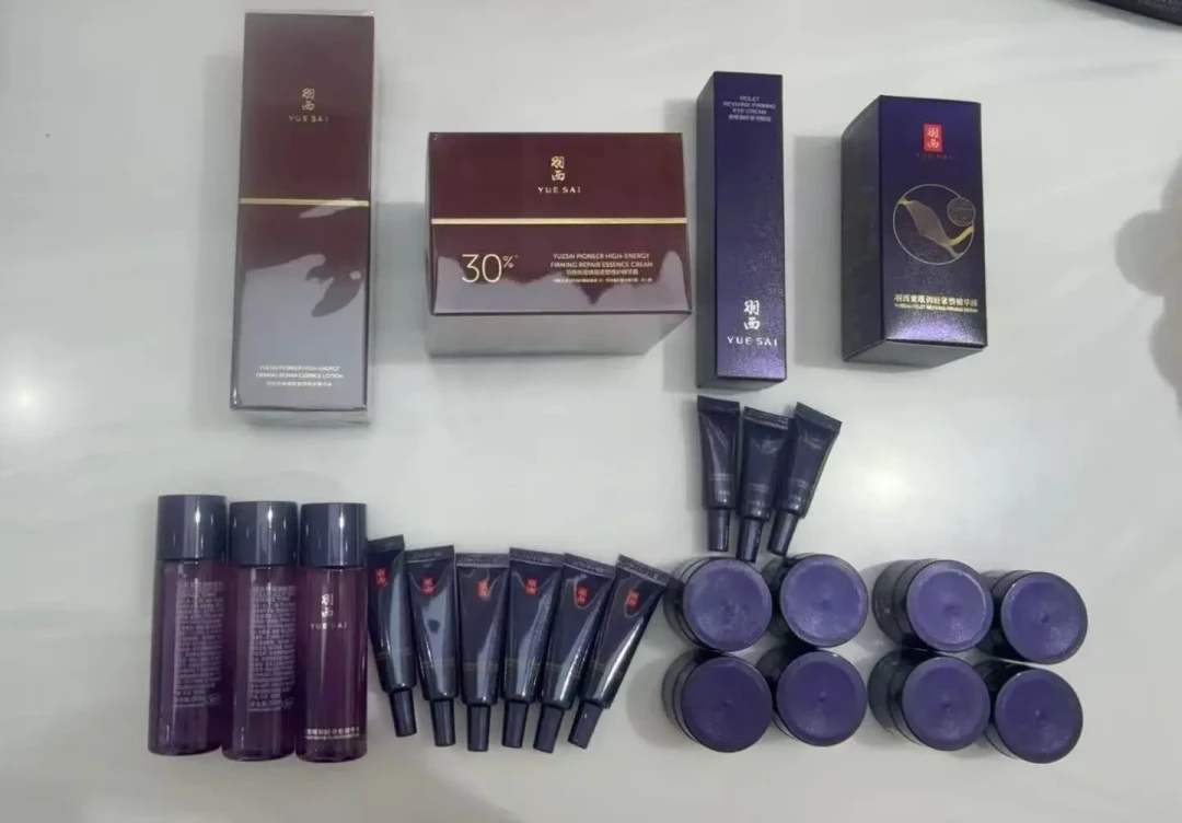 大家都在算羽西直播间的账,我去翻了翻柜台的价签:一年一次的双十一、买一送一、积分兑正装
