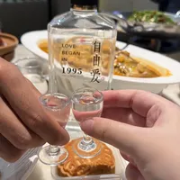 夸它的人囤了三箱，嫌它的人说上头：你的自由爱可能喝早了