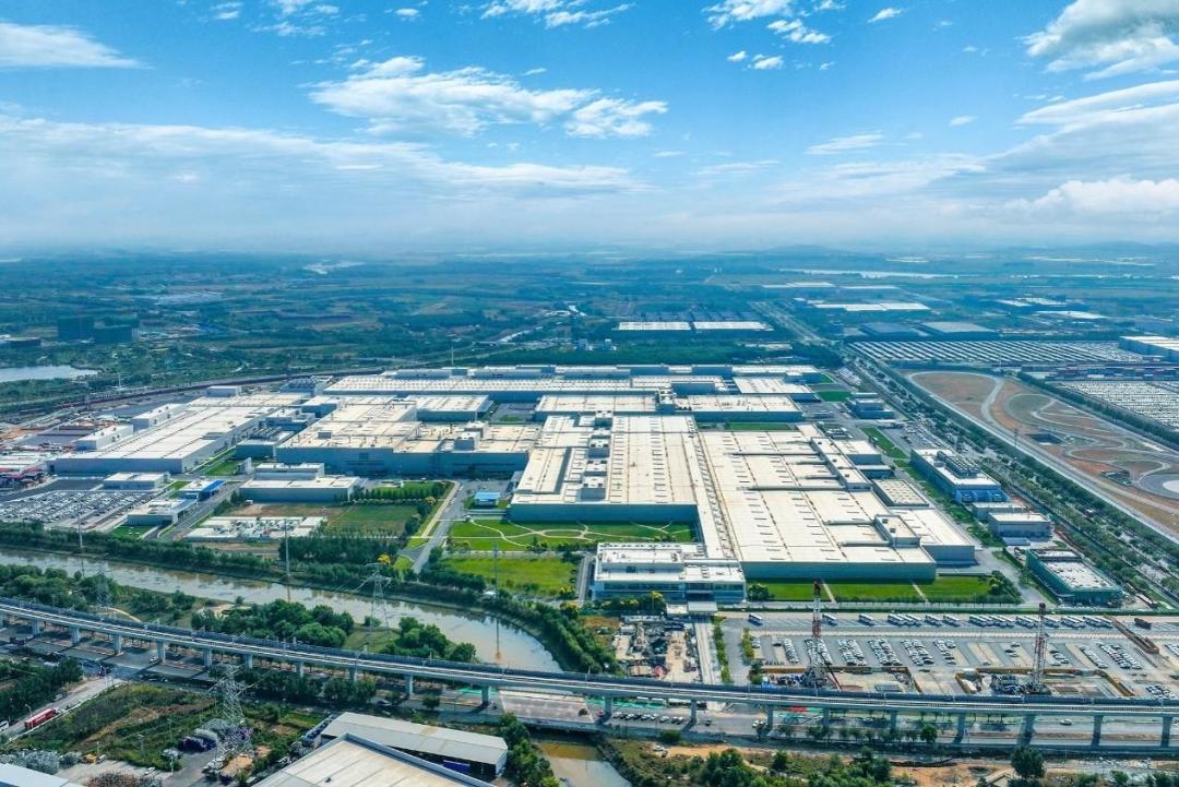 宝马裁员挤崩自家HR系统：8000个岗位、最高65万欧补偿，中国车主先看清这三笔账
