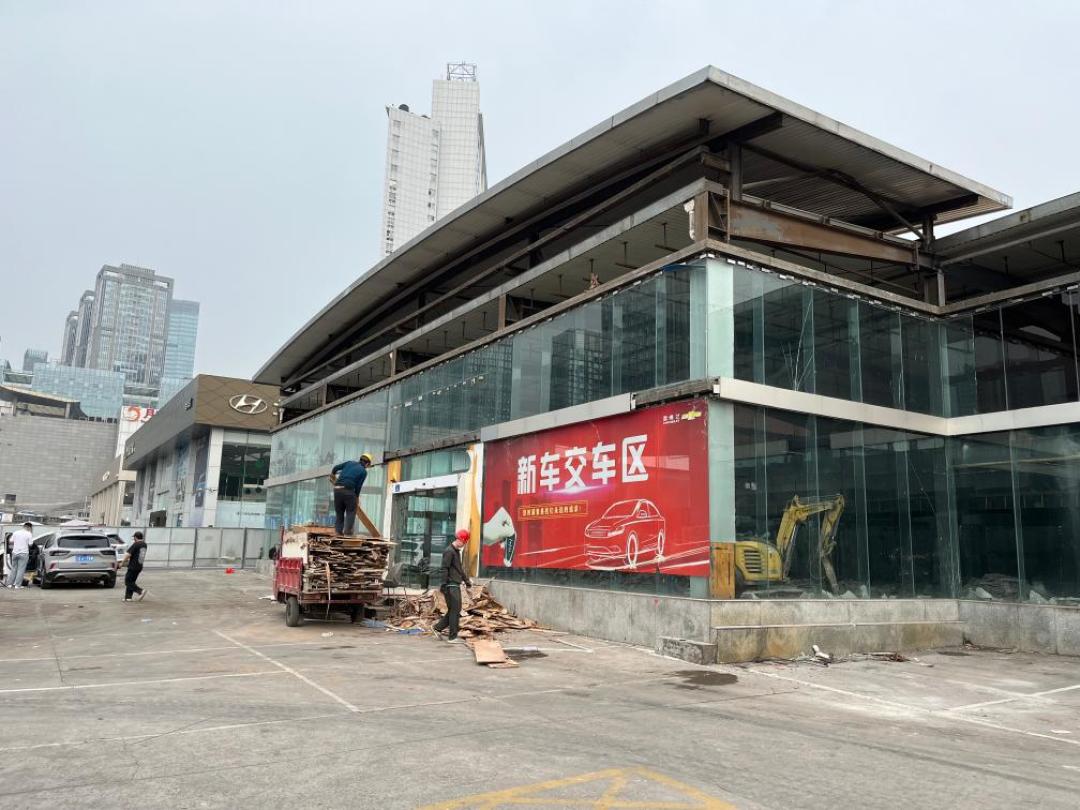 上半年1800家店关了:油车六七折再香,交定金前也得先问一句“这家店谁承接”