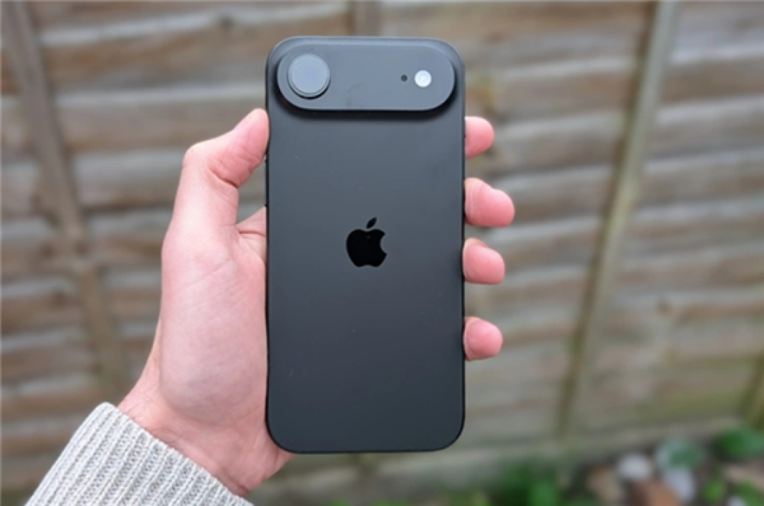 8000元入手回收仅3500元！iPhone Air被吐槽不保值