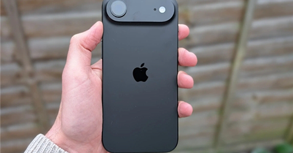 8000元入手回收仅3500元！iPhone Air被吐槽不保值