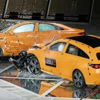奔驰让两台量产CLA以56km/h对撞：一场法规不要求的碰撞，考出了什么