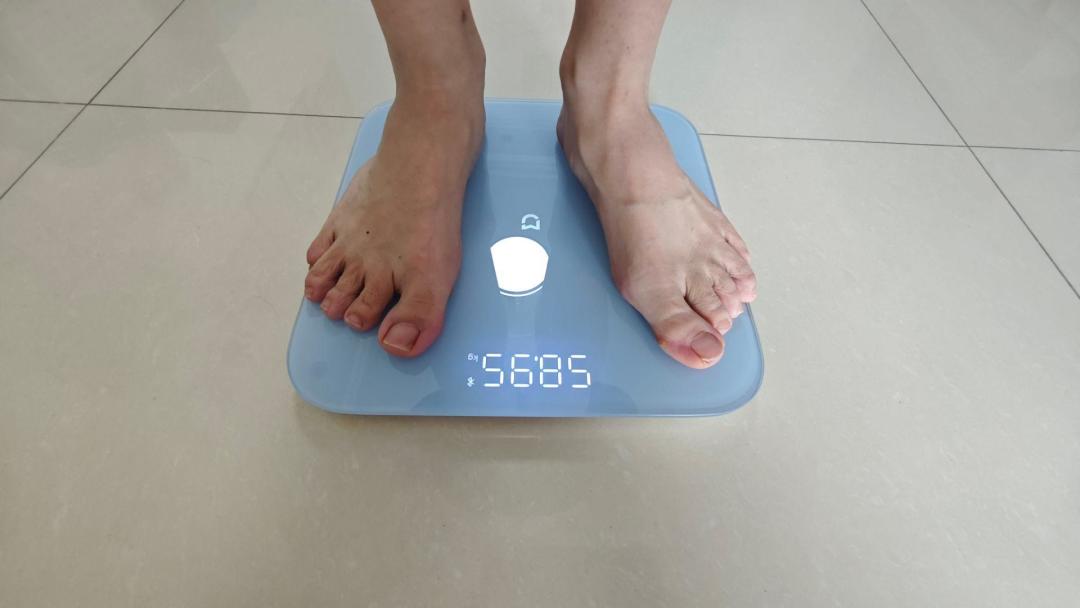 一夜掉两斤别急着乐:体重秤只认斤,不认脂肪
