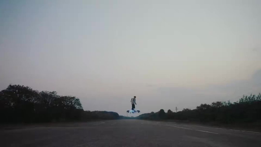 手搓飞行滑板飞越长江：零件能买，控制得练，红线得认