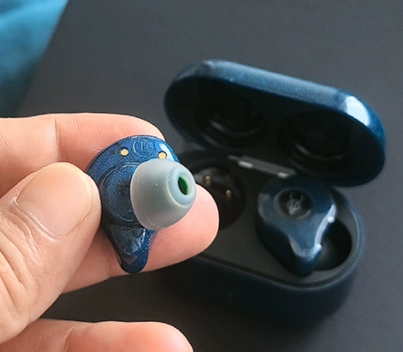 低频强劲但均衡性一般的耳机