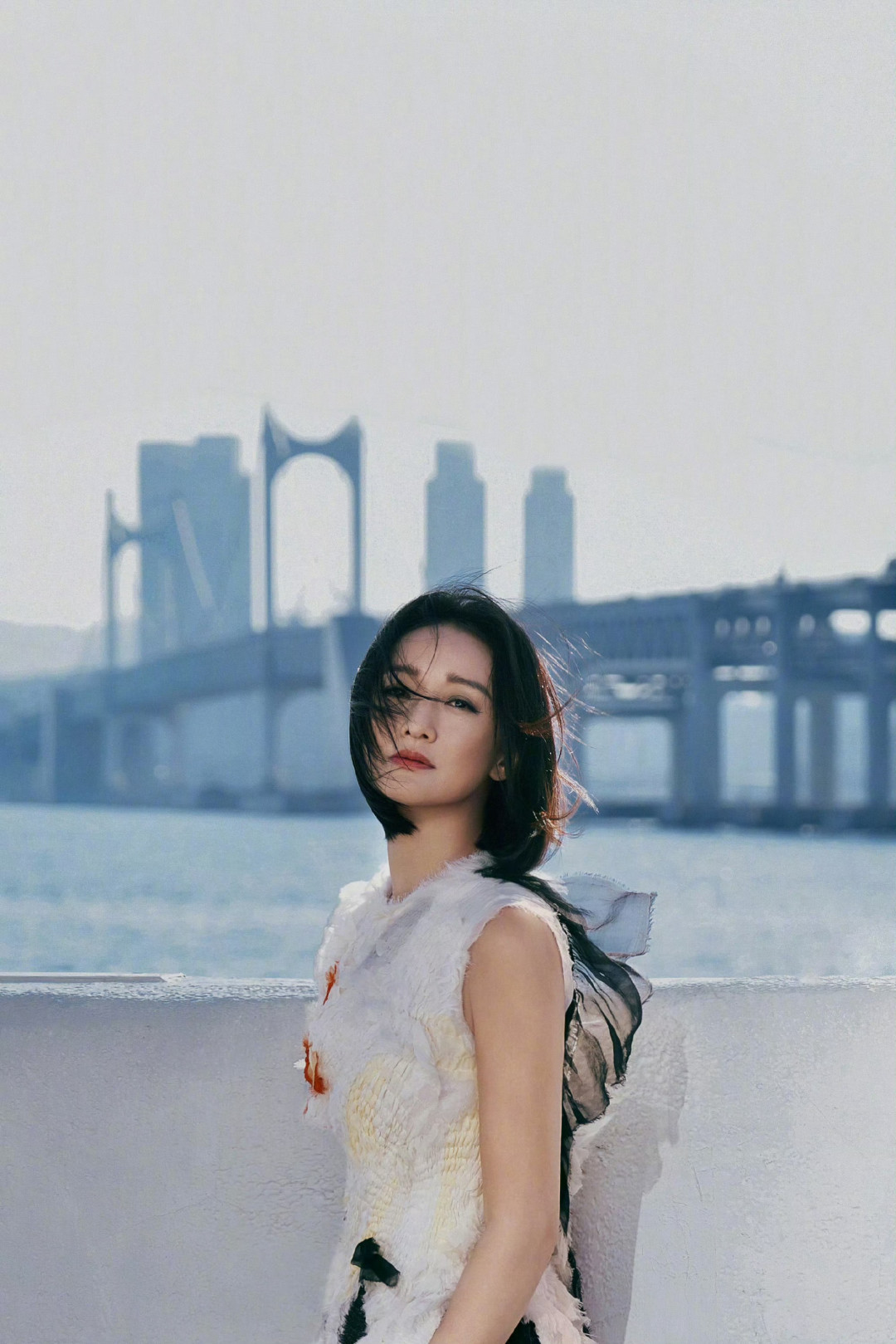 周迅釜山拿影后，舆论却分了两派：奖项成色、演技争议，和那部还没上映的《初次尝到寂寞》