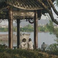 周迅釜山拿影后，舆论却分了两派：奖项成色、演技争议，和那部还没上映的《初次尝到寂寞》