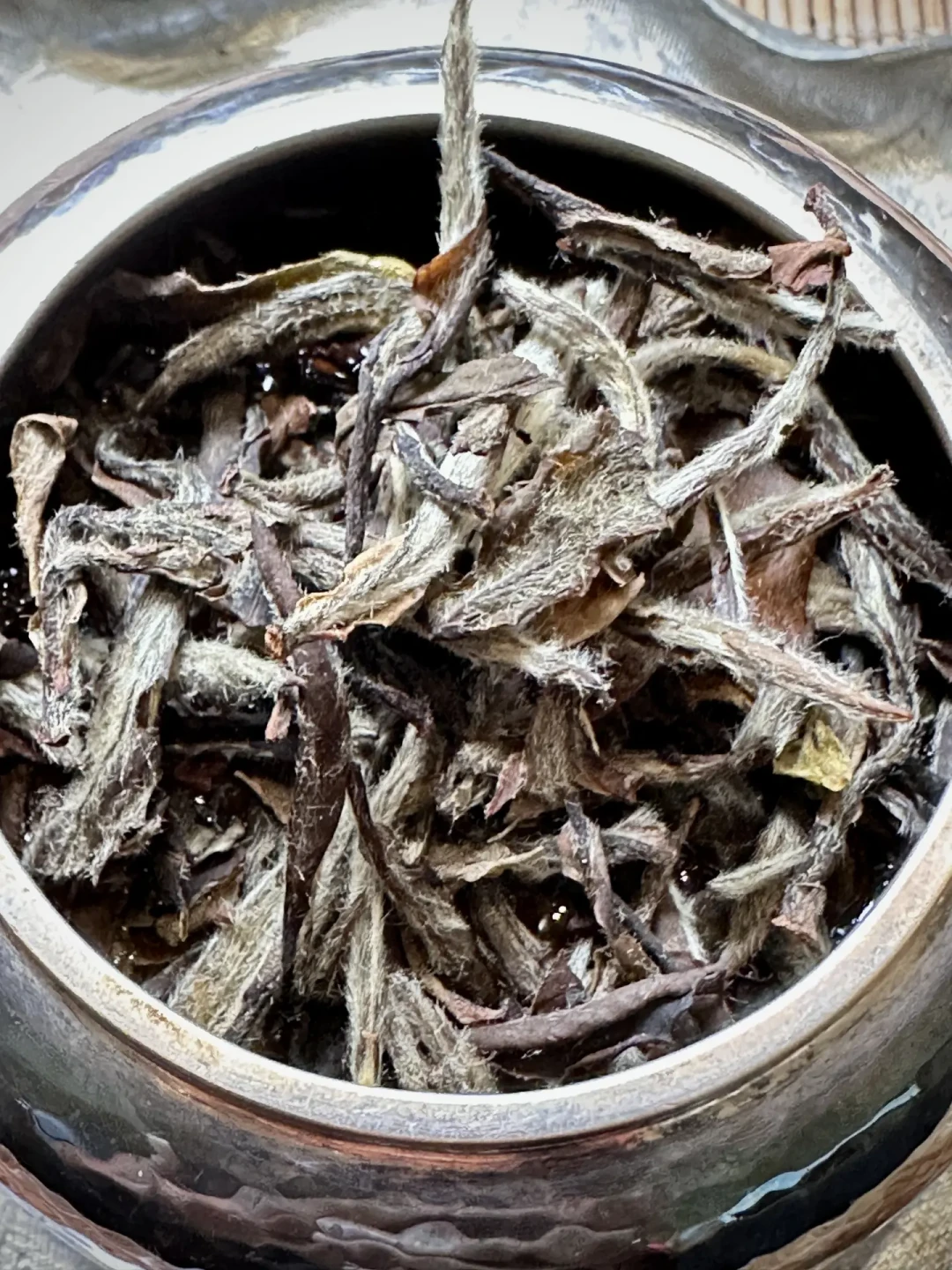 新茶到货先别急着全塞冰箱:绿茶爱0–5℃,红茶最怕冰箱,白茶普洱怕的是另一件事