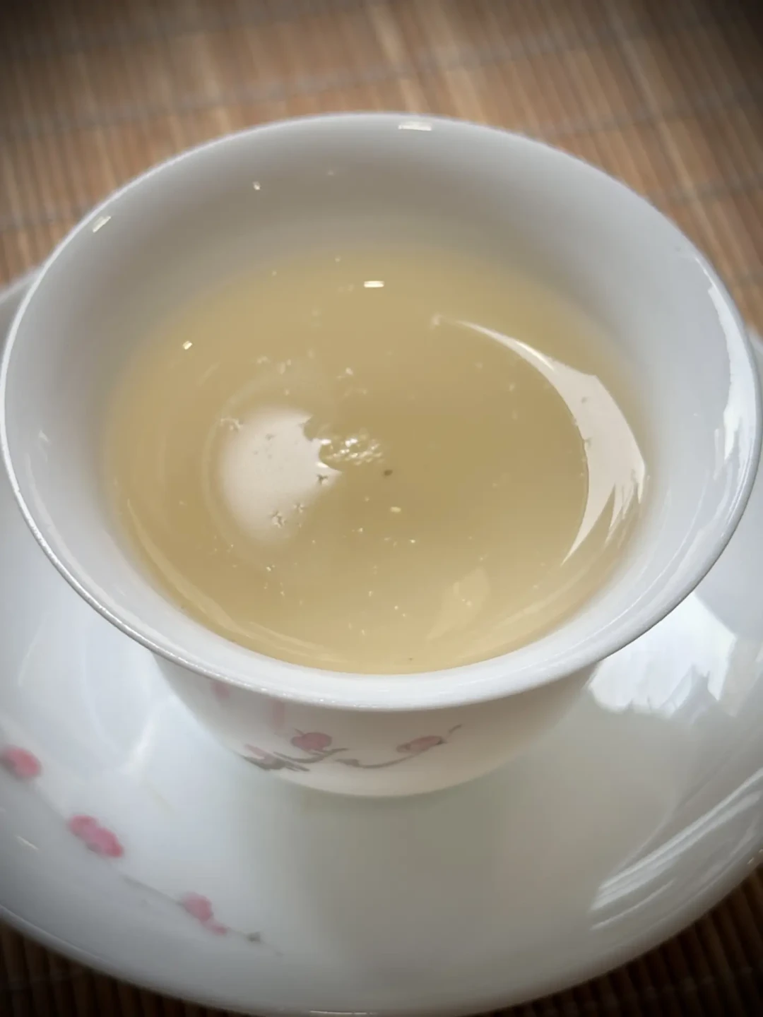 新茶到货先别急着全塞冰箱:绿茶爱0–5℃,红茶最怕冰箱,白茶普洱怕的是另一件事