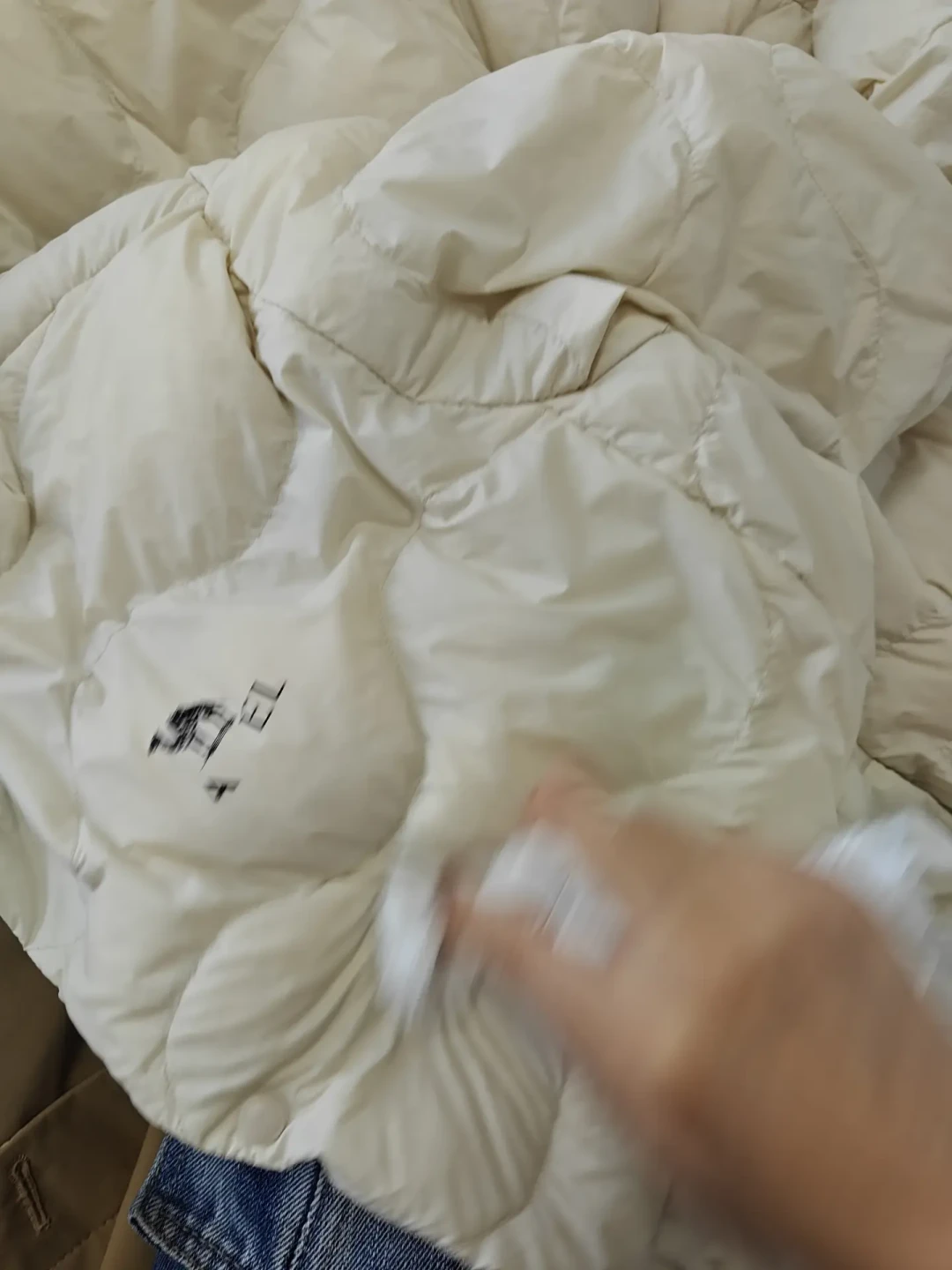 羽绒服洗成坨,穿件聚酯纤维就能蓬?这招爆款妙招,得绒干透才灵