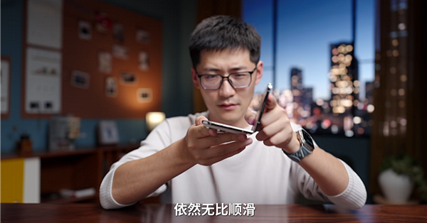 iPhone Duo首发评测出炉！影视飓风反折实测：不用担心一屁股坐弯