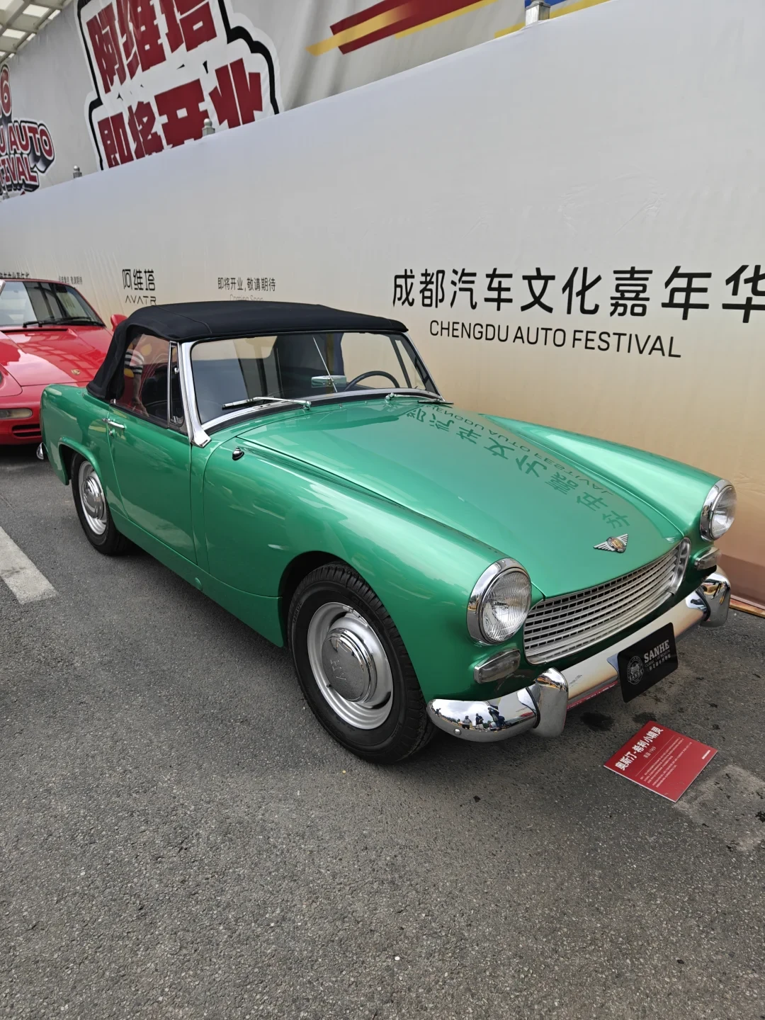 中国“量产老爷车”火到国外,评论区吵翻了:复古电车是情怀还是冷饭?