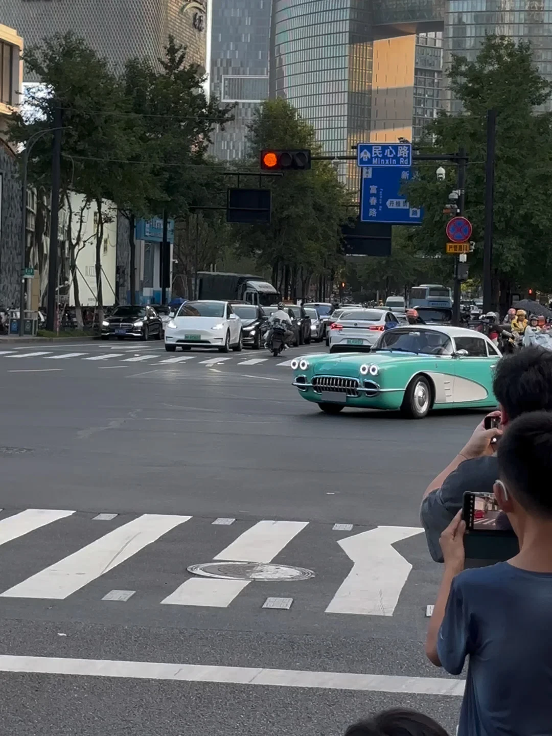 中国“量产老爷车”火到国外,评论区吵翻了:复古电车是情怀还是冷饭?