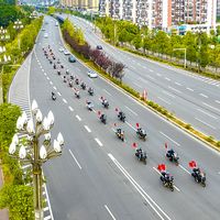 员工摔车老板垫付十几万：本周刷屏的摔车视频，戳中了摩托骑手最不愿面对的问题——钱谁来先出？
