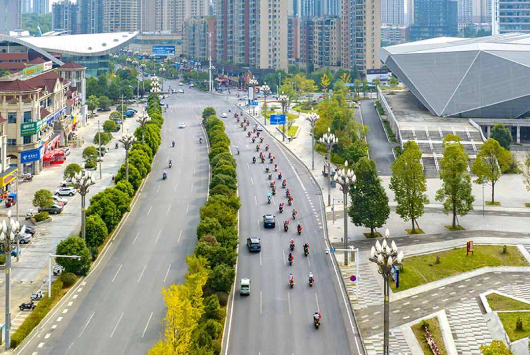 员工摔车老板垫付十几万：本周刷屏的摔车视频，戳中了摩托骑手最不愿面对的问题——钱谁来先出？