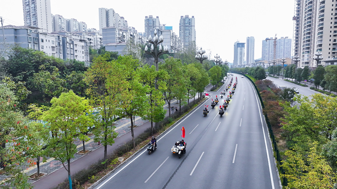 员工摔车老板垫付十几万：本周刷屏的摔车视频，戳中了摩托骑手最不愿面对的问题——钱谁来先出？