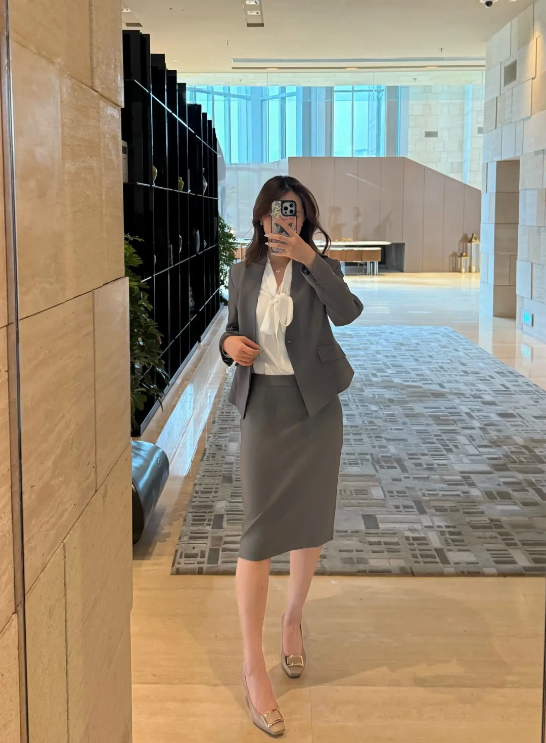 入职第一天穿西装,被前台当成来面试的:入职季新人最贵的坑不是穿得太随便,是穿得太隆重