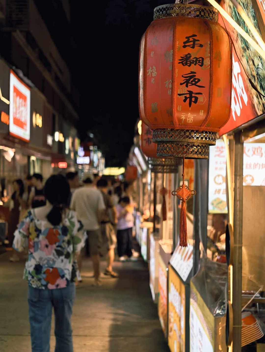 头部缝了9针、夜市天桥上的锤子:王扁案里,摆摊人该读的不是瓜,是风险账本