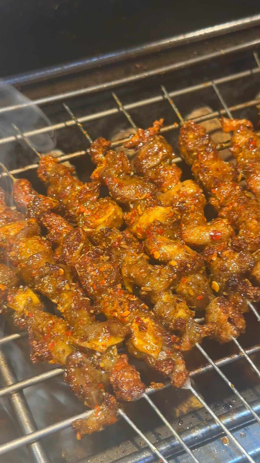 头部缝了9针、夜市天桥上的锤子:王扁案里,摆摊人该读的不是瓜,是风险账本