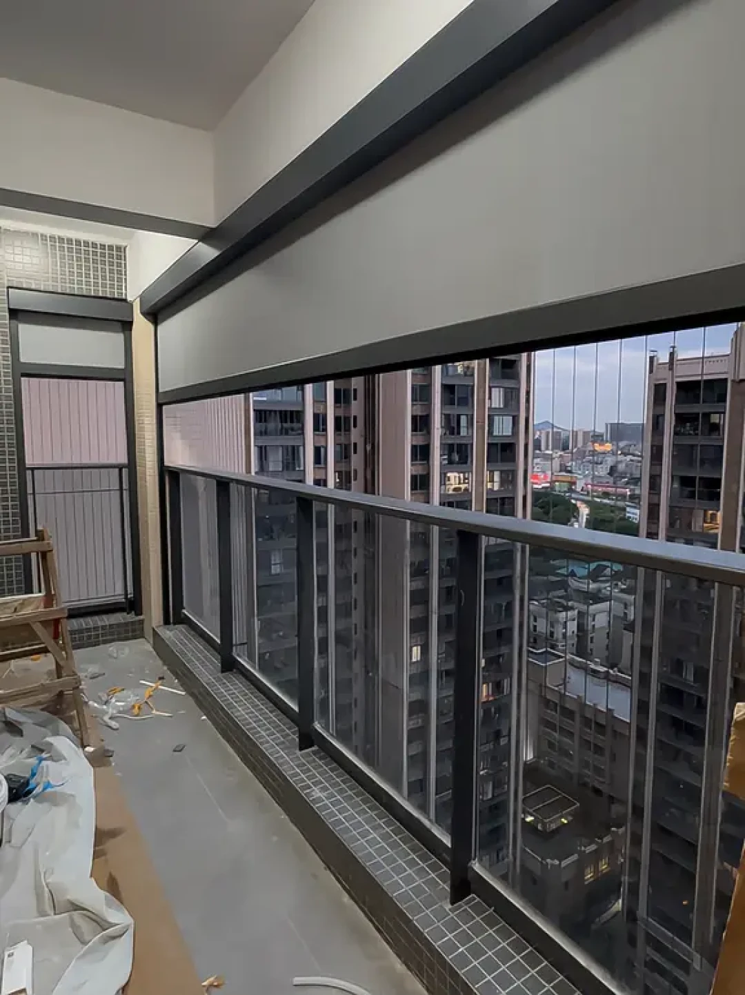 寒潮砸下来,没封的阳台最遭罪:从100元门帘到3000元卷帘,我把三档方案的钱该花在哪算清了