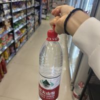 年轻人开始喝水了：从奶茶续命到喝水养生，超市货架见证生活变迁