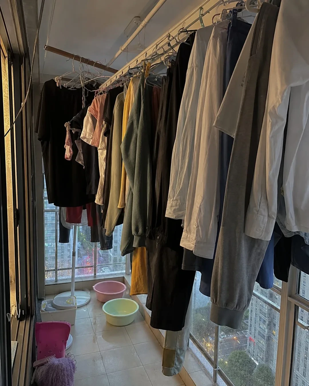 寒潮连阴雨,牛仔裤洗了还发臭?不是没洗净,是"潮湿时间"太长了