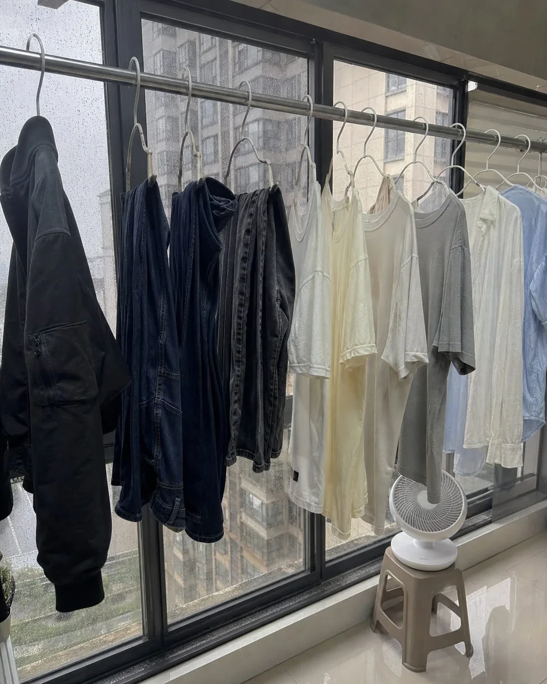 寒潮连阴雨,牛仔裤洗了还发臭?不是没洗净,是"潮湿时间"太长了