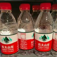 这届年轻人开始喝水了——但超市货架上的“概念水”，先别急着为故事买单