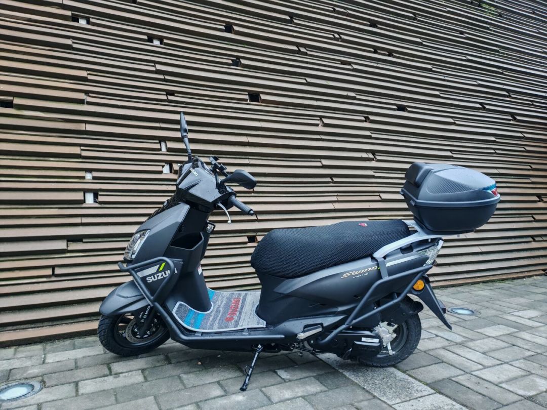 UY125换代,全网都在教你等清仓:可9880的NWT125已经把ABS+TCS拍桌上了,一个赌“不坏”,一个赌“不滑”